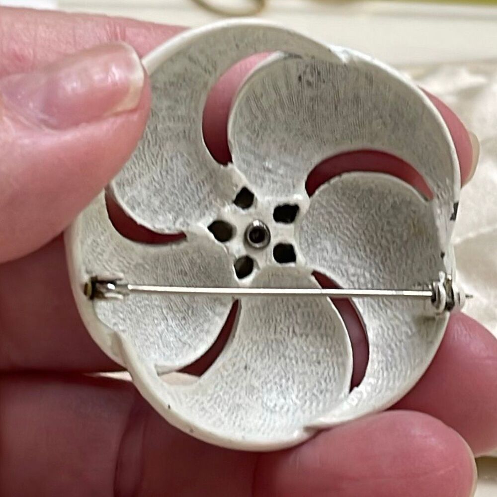 Vintage brooch large white enamel swirl 3-D - Picture 3 of 7